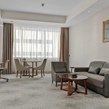 Holiday Suites Al Aziziah La Meca Exterior foto A room at the hotel