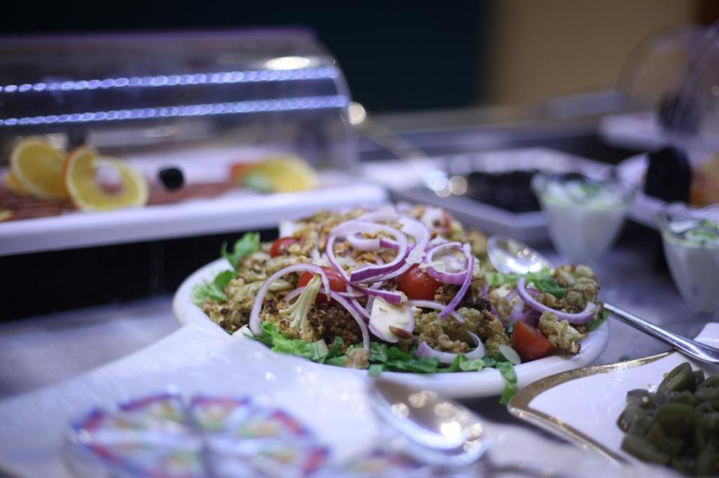 Holiday Suites Al Aziziah La Meca Exterior foto A plate of tabouleh salad