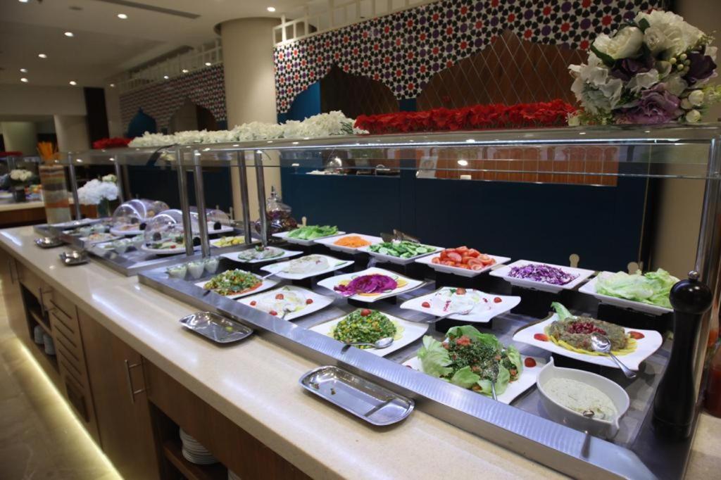 Holiday Suites Al Aziziah La Meca Exterior foto A buffet at a luxury hotel in Antalya, Turkey