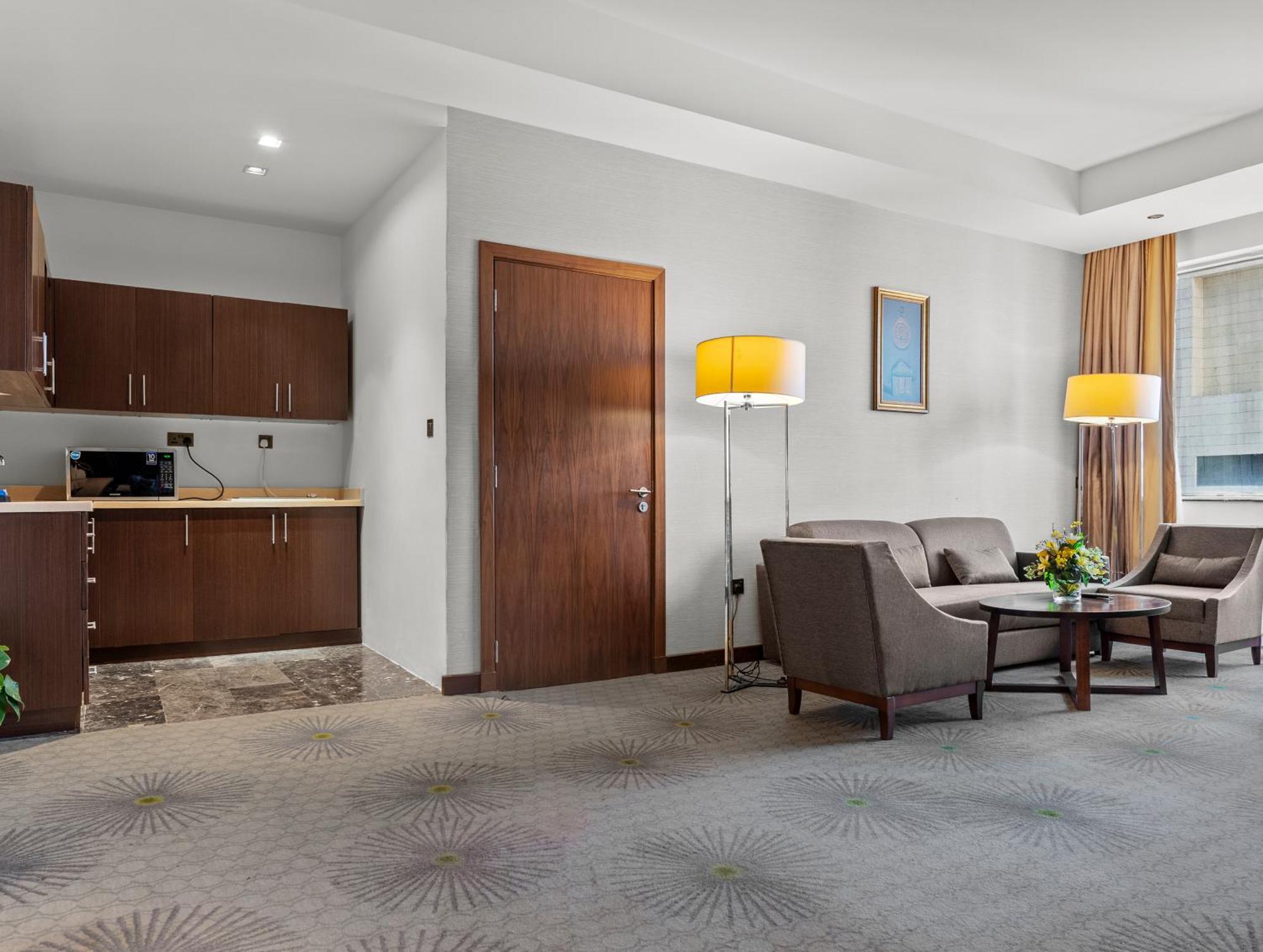 Holiday Suites Al Aziziah La Meca Exterior foto A room at the hotel