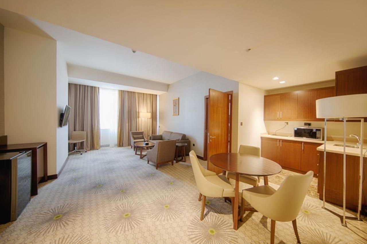 Holiday Suites Al Aziziah La Meca Exterior foto A room at the hotel