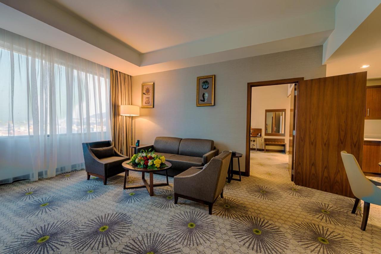 Holiday Suites Al Aziziah La Meca Exterior foto A room at the hotel