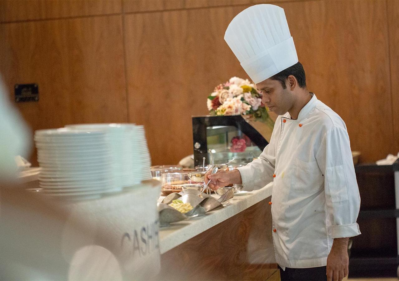 Holiday Suites Al Aziziah La Meca Exterior foto A chef preparing food at a buffet
