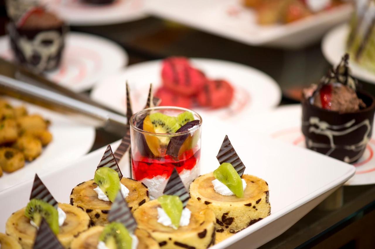 Holiday Suites Al Aziziah La Meca Exterior foto A buffet at a luxury hotel