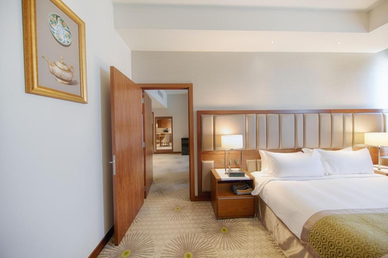 Holiday Suites Al Aziziah La Meca Exterior foto A room at the hotel