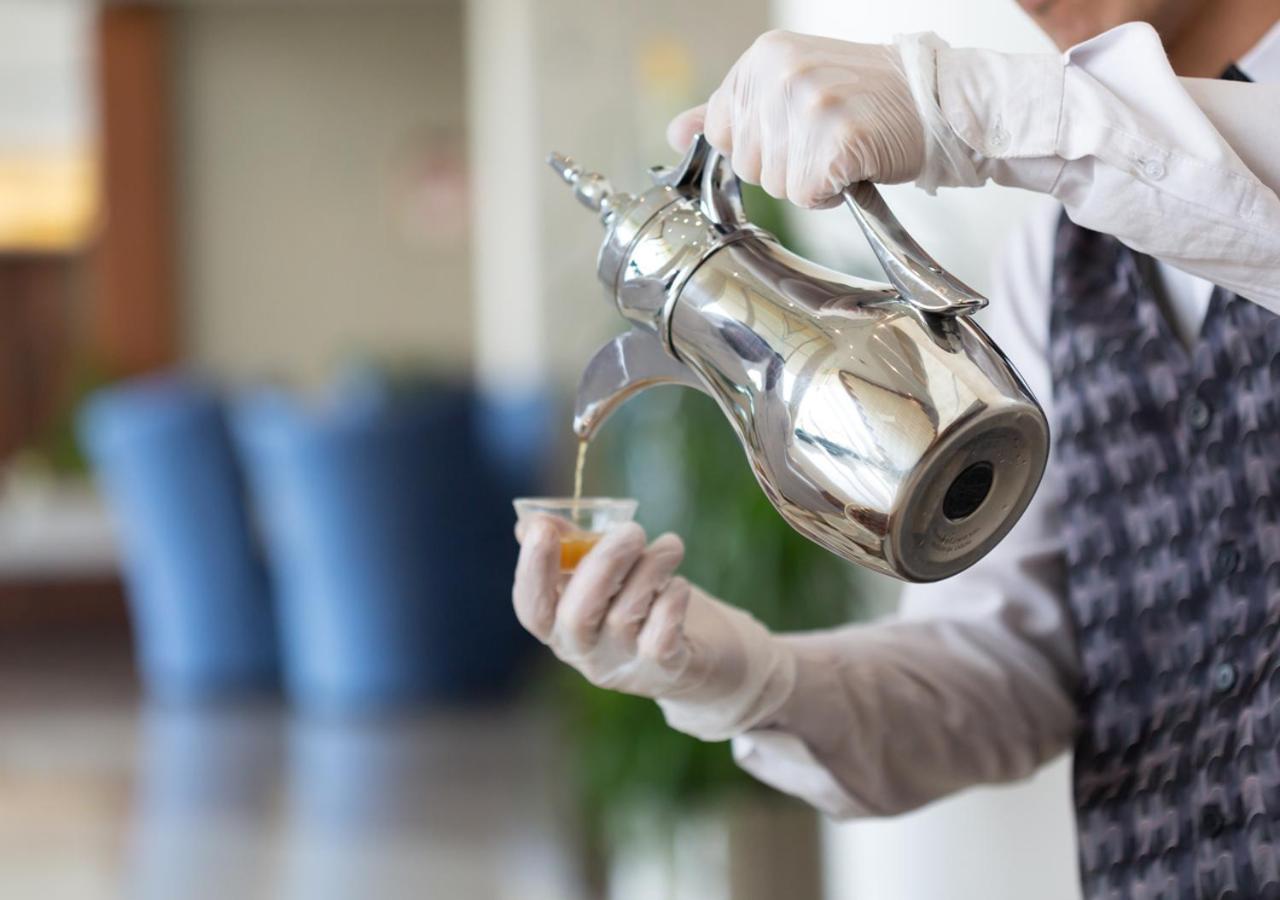 Holiday Suites Al Aziziah La Meca Exterior foto Coffee being served in a traditional way.