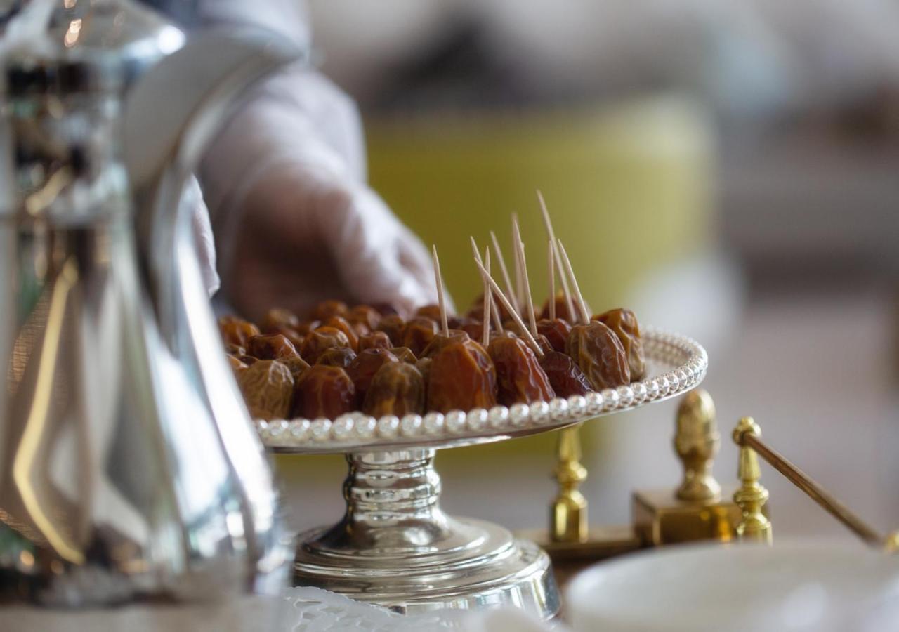 Holiday Suites Al Aziziah La Meca Exterior foto Dates are a traditional food in the Middle East.
