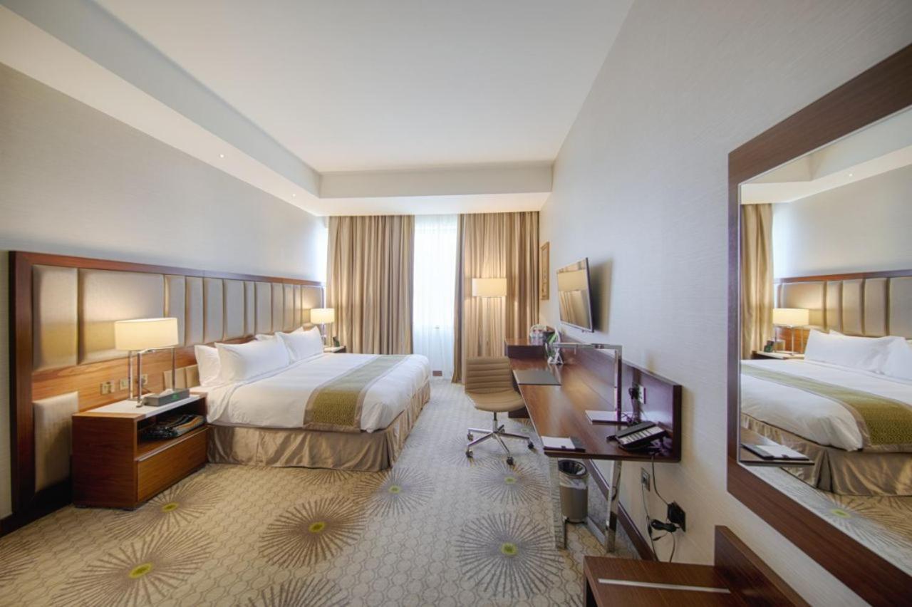 Holiday Suites Al Aziziah La Meca Exterior foto A room at the hotel