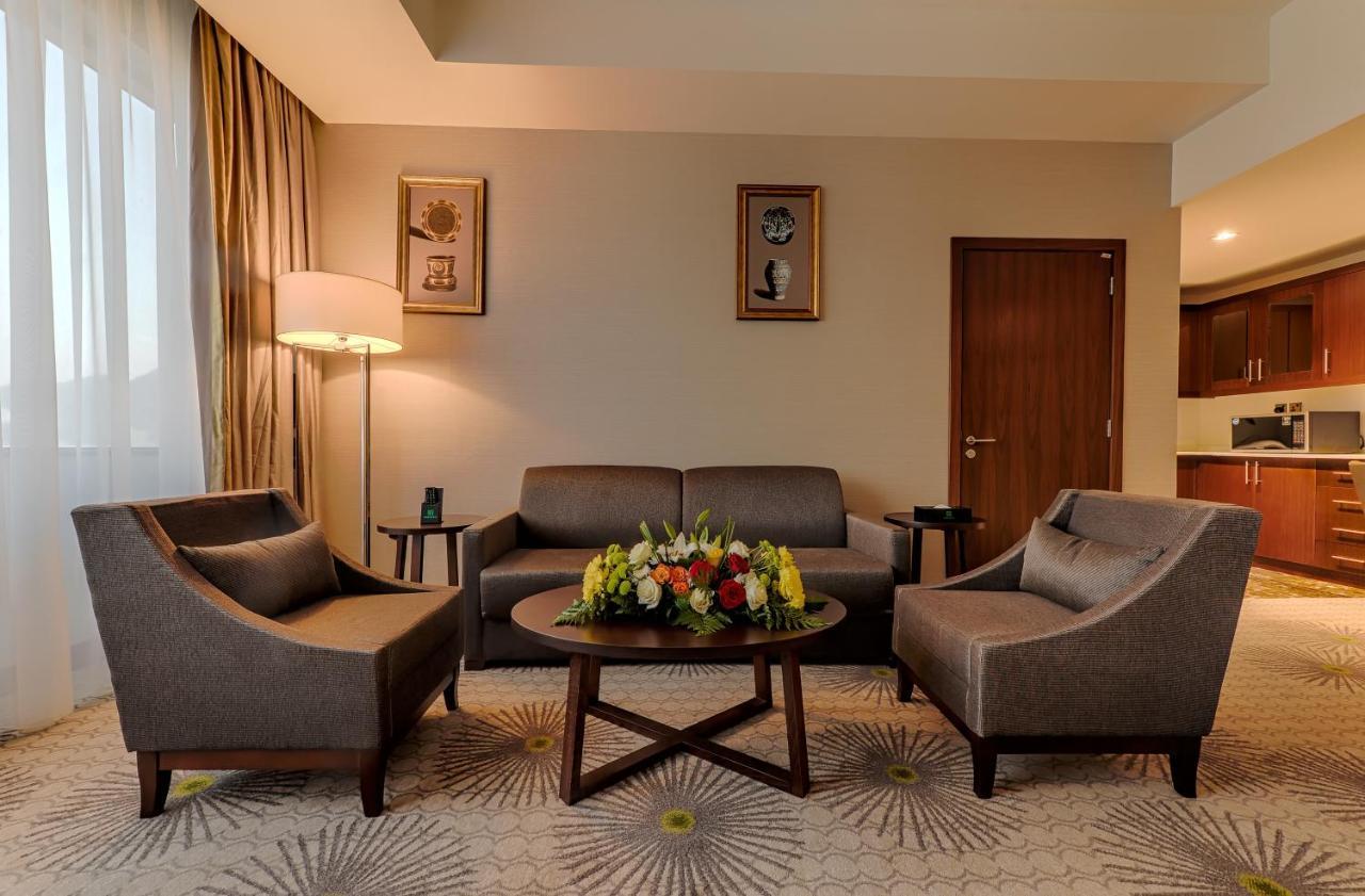 Holiday Suites Al Aziziah La Meca Exterior foto A living room in a hotel
