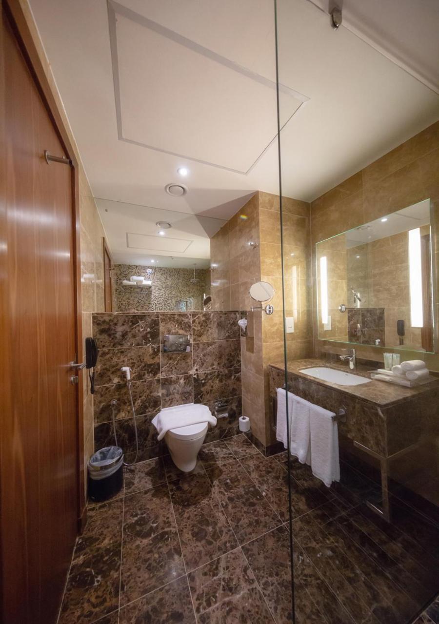 Holiday Suites Al Aziziah La Meca Exterior foto A bathroom at the hotel