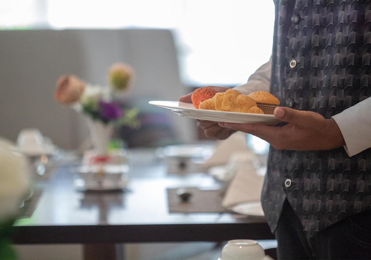 Holiday Suites Al Aziziah La Meca Exterior foto A waiter serving food at a buffet