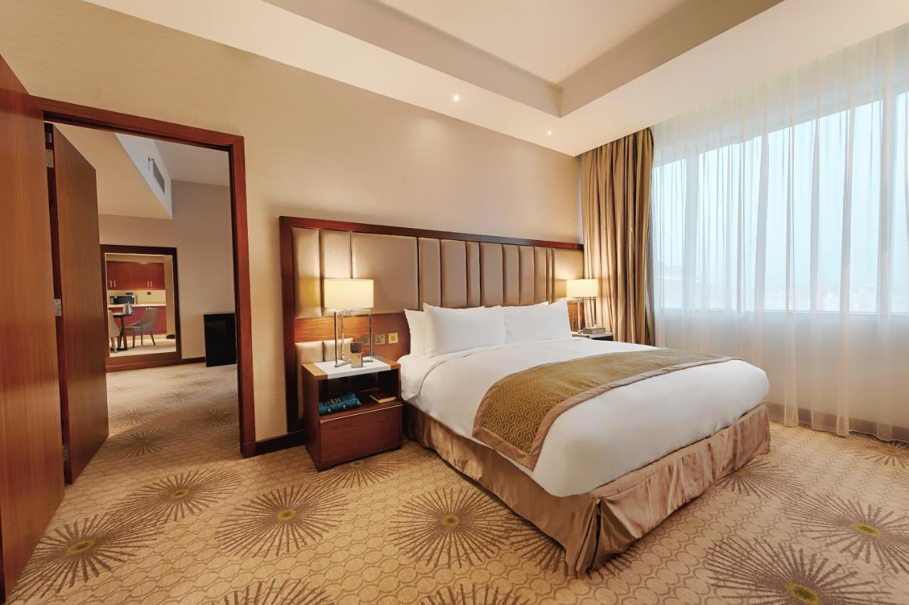Holiday Suites Al Aziziah La Meca Exterior foto A room at the hotel