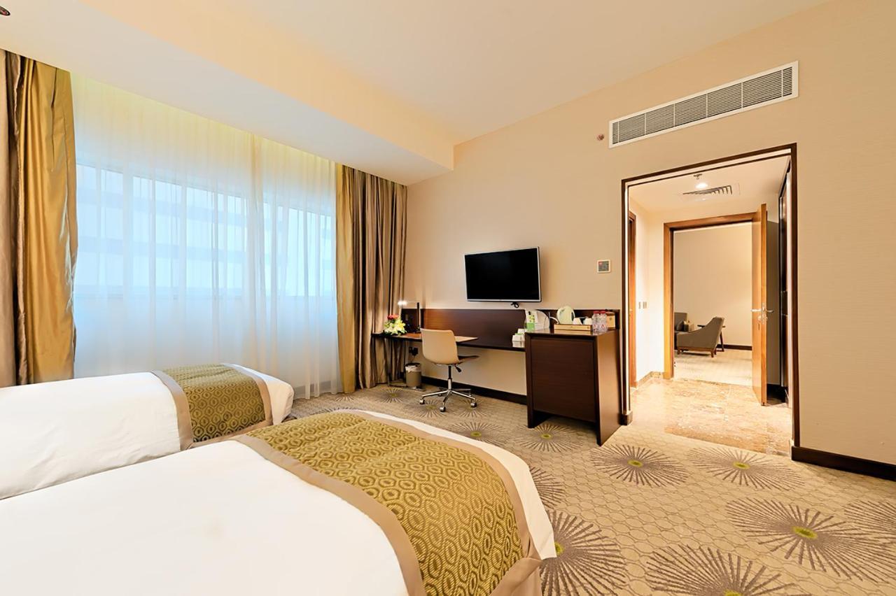 Holiday Suites Al Aziziah La Meca Exterior foto A room at the hotel