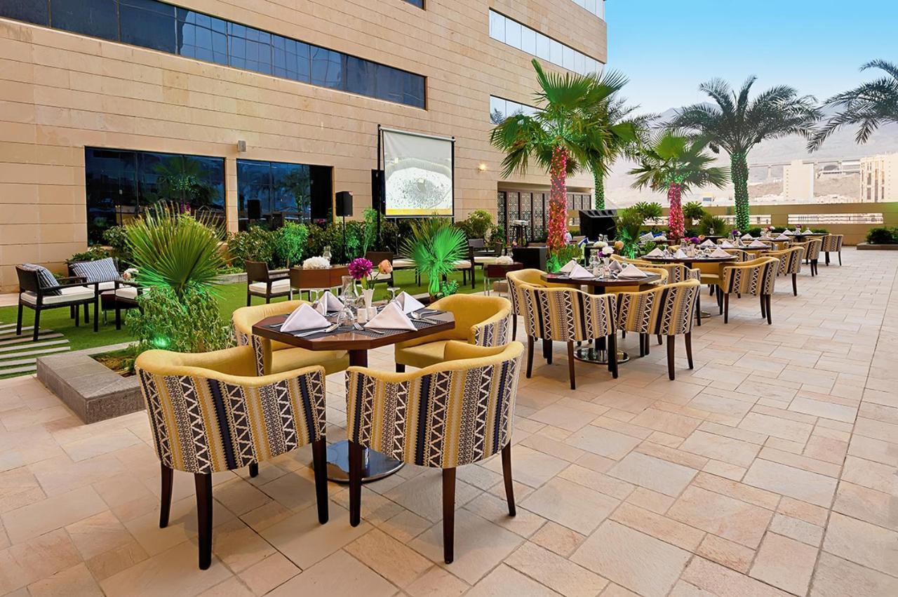 Holiday Suites Al Aziziah La Meca Exterior foto The hotel's rooftop garden