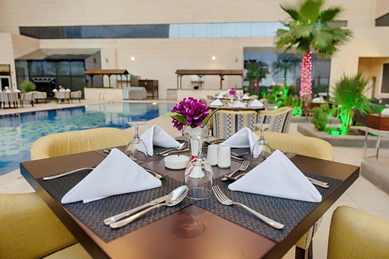 Holiday Suites Al Aziziah La Meca Exterior foto The hotel's restaurant